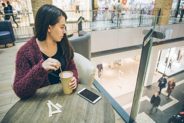 Ung kvinna att dricka kaffe i coffe cup — Stockfoto