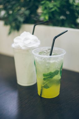 iki yüzlü bardak masanın üzerine standı