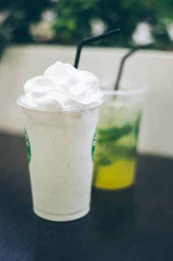 iki yüzlü bardak masanın üzerine standı