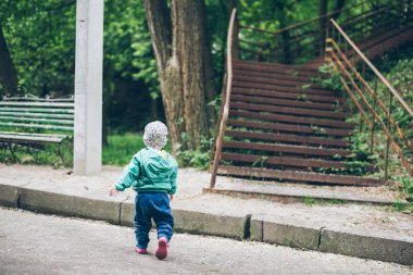 1 yaşındaki bebek Park ile yürüyüş