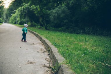 1 yaşındaki bebek Park ile yürüyüş