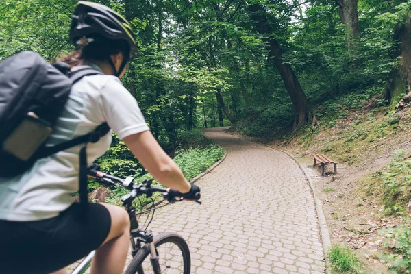 Vrouw rijden fiets in stadspark — Stockfoto