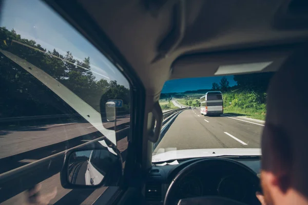 Fahren auf der Autobahn — Stockfoto