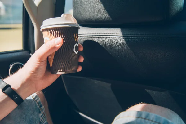 Man passagier drinken koffie in auto — Stockfoto