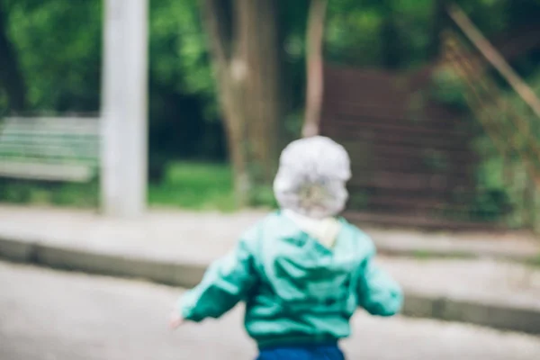 1 roku życia dziecka spaceru przez park — Zdjęcie stockowe