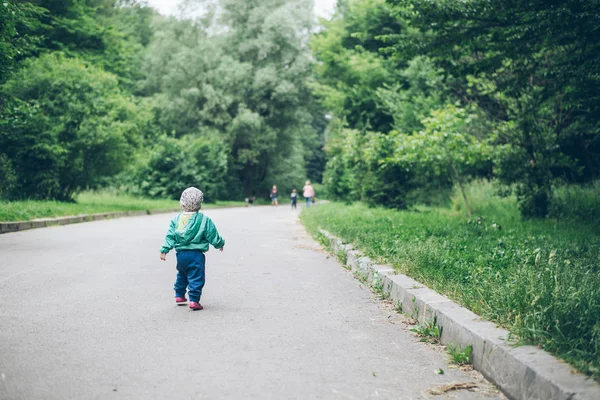 Bebé de 1 año caminando por el parque — Foto de Stock