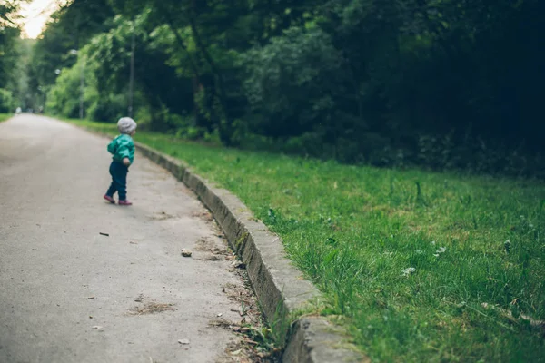 Bebé de 1 año caminando por el parque — Foto de Stock