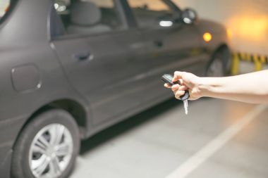 Uzaktan kumanda araba alarm sistemleri üzerinde el presleri