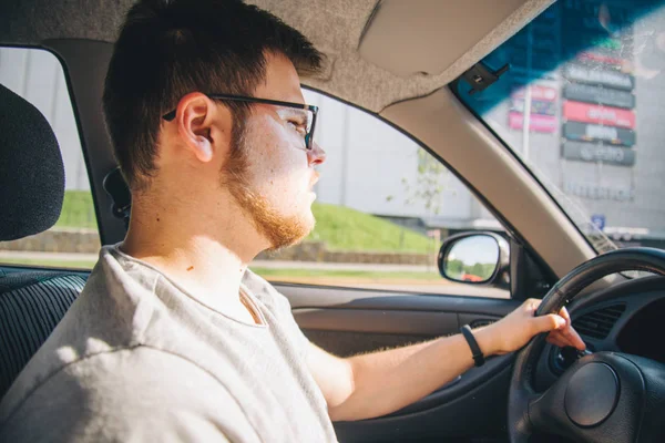 Jovem sem experiência de condução de carro — Fotografia de Stock