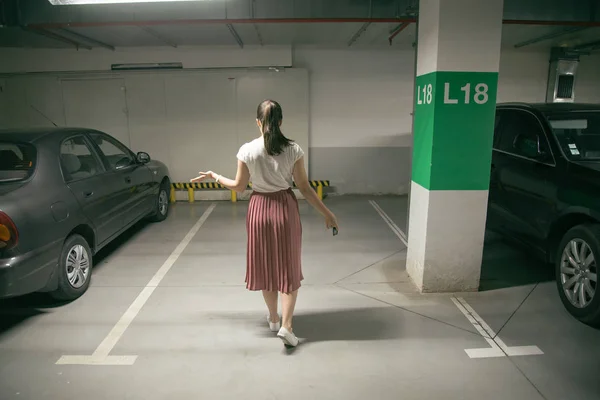 kadının araba çalma, Araba, yer altı otoparkı bulamıyorum