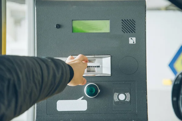 Man got ticket from parking meter — Stock Photo, Image