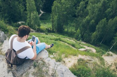 Adam alarak resim yaptığı telefon tepe üzerinde