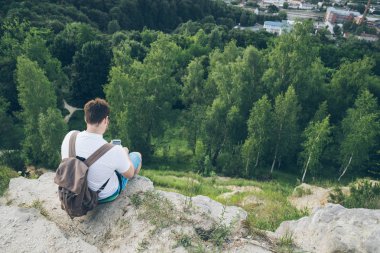 üstünde belgili tanımlık tepe ve manifatura adam oturur