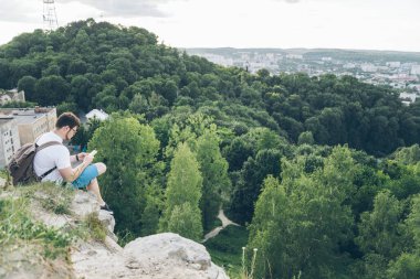 üstünde belgili tanımlık tepe ve manifatura adam oturur