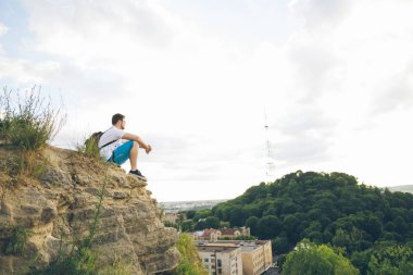 Onun kafasında ile yalnız tepe üzerinde oturan adam