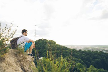 Onun kafasında ile yalnız tepe üzerinde oturan adam