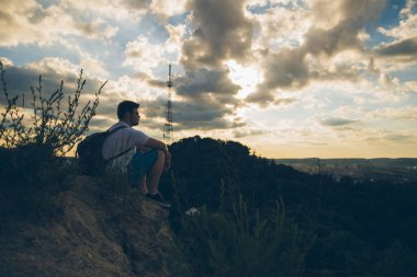 Onun kafasında ile yalnız tepe üzerinde oturan adam