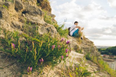 Mevsimlik adam arka plan üzerinde ile dağlarda çiçek açan çiçekler