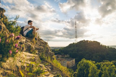 adam arka plan üzerinde ile dağlarda mevsimlik çiçek açan çiçekler