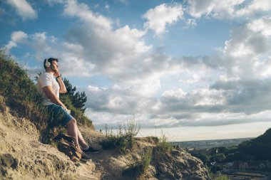 tepe tepenin üzerinde müzik dinle