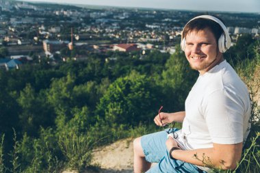 tepe tepenin üzerinde müzik dinle