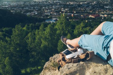 adam telefonda zemin kastamonuda oturur