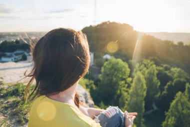 tepe tepenin üzerinde uzun siyah saçlı genç kadın