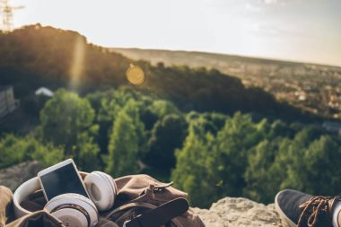 Malzeme: telefonu, kulaklık, sırt çantası. Dağın zirvesine