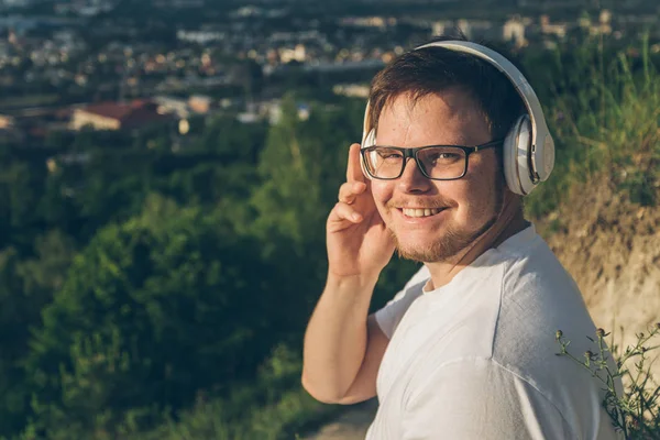 Mann hört Musik auf dem Gipfel des Hügels — Stockfoto
