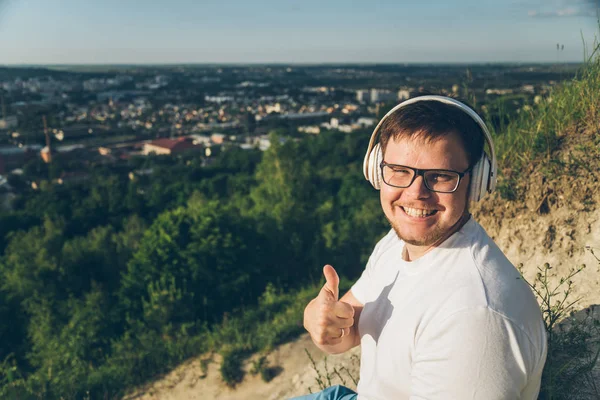 Man luisteren muziek op de top van de heuvel — Stockfoto