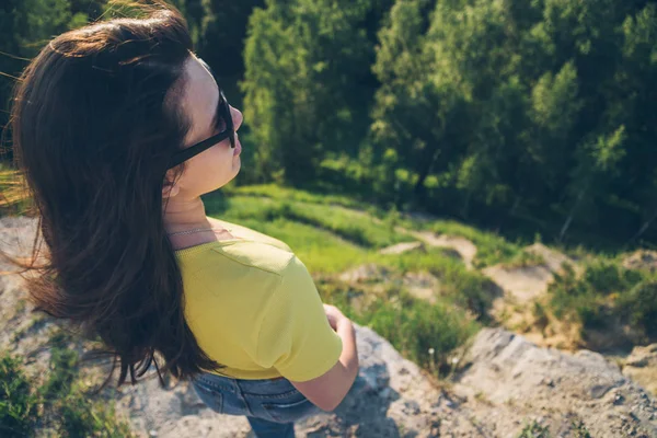 Junge Frau mit langen dunklen Haaren auf dem Gipfel des Hügels — Stockfoto