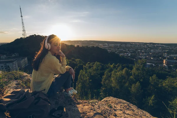 Junge hübsche Frau mit Musik auf dem Gipfel des Hügels — Stockfoto