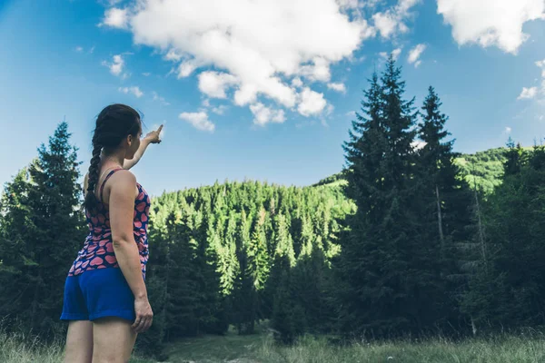 Femeie punct turistic pe ceva în pădure — Fotografie, imagine de stoc