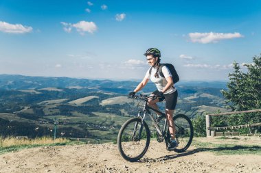 Genç kadın Mtb dağlarda sürme