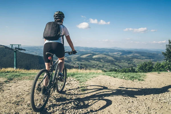 山で Mtb に乗って若い女性 — ストック写真