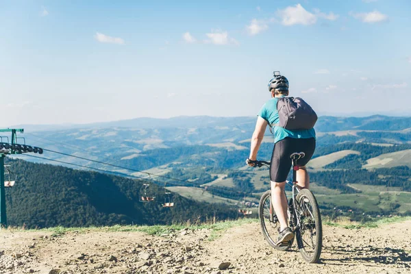 若い男が山で Mtb に乗って — ストック写真