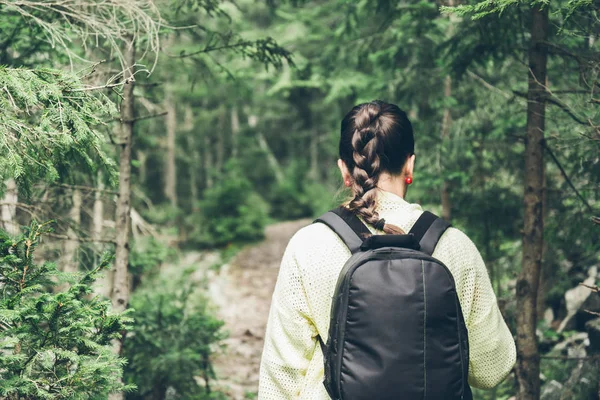 Giovane escursionista donna con zaino a piedi in carpatico — Foto Stock