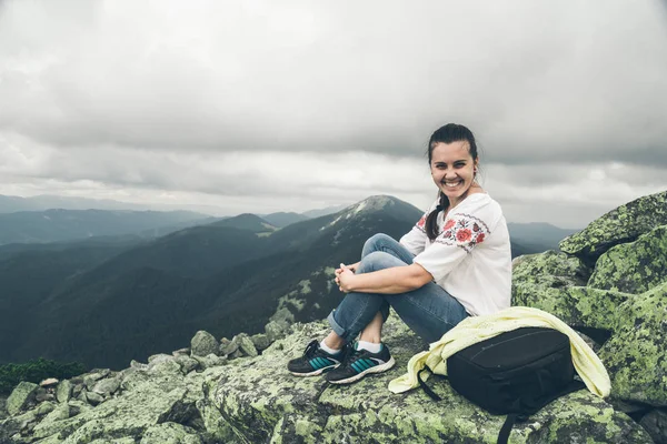 Jovem mulher bonita em vestido ucraniano nacional no pico das montanhas dos Cárpatos — Fotografia de Stock