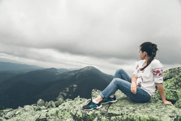 Giovane bella donna in abito nazionale ucraino sulla cima delle montagne carpatiche — Foto Stock