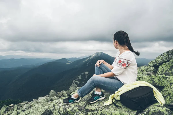 Jovem mulher bonita em vestido ucraniano nacional no pico das montanhas dos Cárpatos — Fotografia de Stock