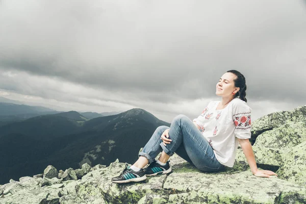 Jovem mulher bonita em vestido ucraniano nacional no pico das montanhas dos Cárpatos — Fotografia de Stock