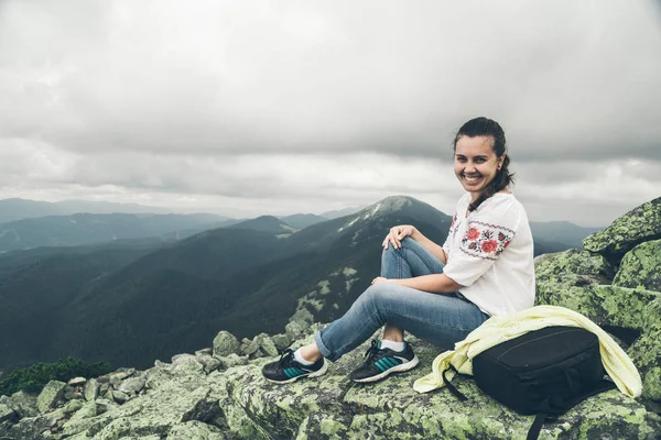 Jovem mulher bonita em vestido ucraniano nacional no pico das montanhas dos Cárpatos — Fotografia de Stock