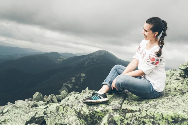 Jovem mulher bonita em vestido ucraniano nacional no pico das montanhas dos Cárpatos — Fotografia de Stock