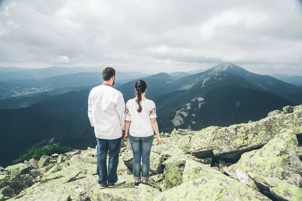 Casal obter pico da montanha — Fotografia de Stock