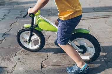 Bisiklet süren genç çocuk.