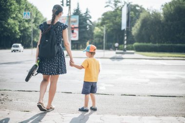 Anne oğlu ile trafik ışığı üzerinde duruyor