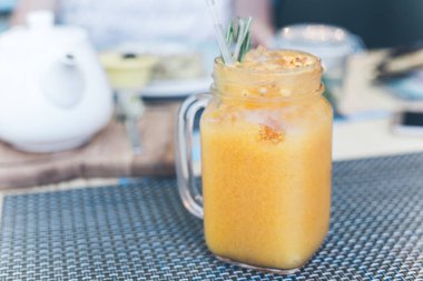 Bardakta portakal suyu