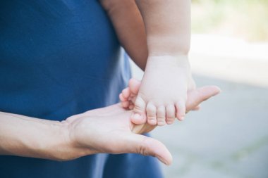 Anne Bebek kalıyor elinde tutar.