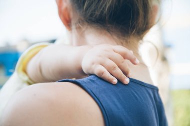 Anneler ellerinde küçük güzel chaild