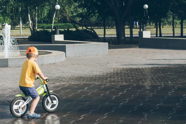 Kleiner Junge auf Laufrad — Stockfoto